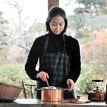 ヨモギをオイルで抽出する原田美由紀さん（ｉｌｏｕ提供）