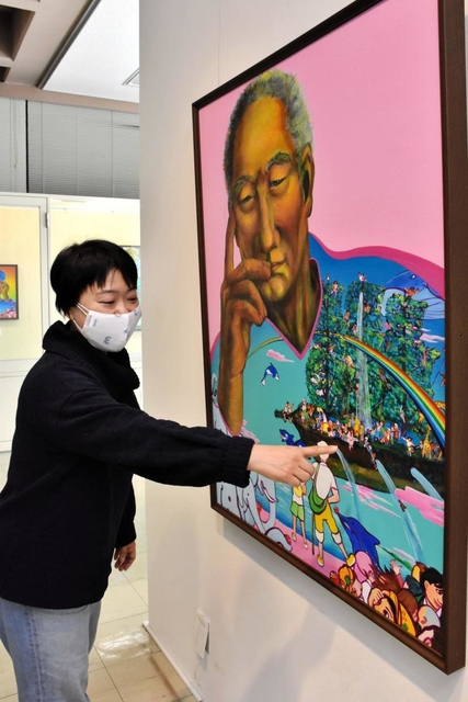 絵に込めた思いについて話す藤原昌代さん＝堀光美術館