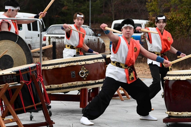 全国大会で演奏予定だった「鳶の翼」を地域行事で披露するメンバー＝三木市志染町三津田、三木総合防災公園