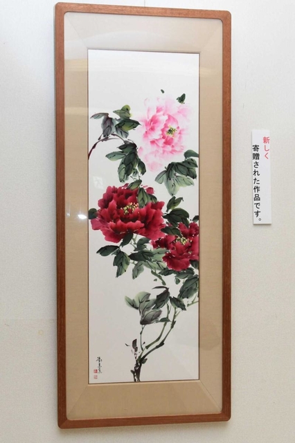 生命力あふれるボタン＝堀光美術館