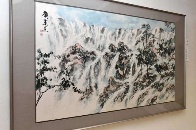 世界自然遺産の九寨溝を描いた作品＝堀光美術館