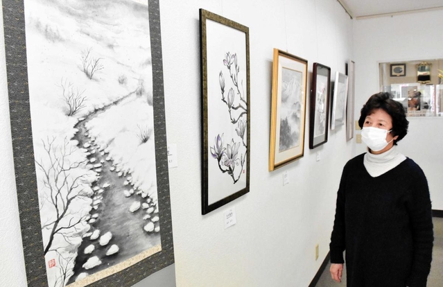 墨の濃淡で雪の様子を描いた「新雪」などが並ぶ会場＝さんさんギャラリーオアシス