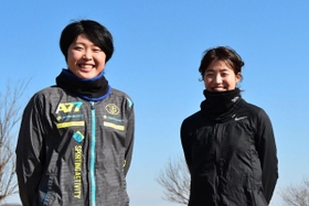 競技人生を振り返る戸田朱音さん（左）と中田美優さん＝三木市志染町三津田、三木総合防災公園