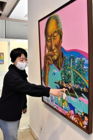 絵に込めた思いについて話す藤原昌代さん＝堀光美術館