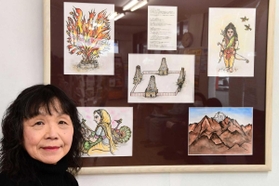 挿絵の原画を出品した辻恵子さん＝三木末広郵便局