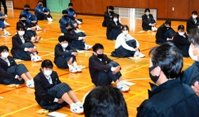 贈呈に関わった卒業生や「稔樹」の役員からスイーツに込めた思いを聞く生徒たち＝志染中学校