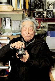 地元の黒田庄町や西脇、大阪、神戸の街並みを撮影してきた宮崎嘉泰さん＝西脇市