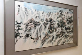 世界自然遺産の九寨溝を描いた作品＝堀光美術館