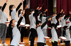 太鼓の演奏に合わせて踊りを披露する児童たち＝中吉川小学校