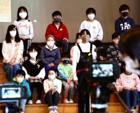 体育館で開催した式典は、校舎内の別の会場にも中継した＝みなぎ台小学校