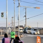 新しく設置された信号。子どもたちが安心して横断歩道を渡れるようになった＝三木市君が峰町