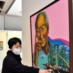 絵に込めた思いについて話す藤原昌代さん＝堀光美術館