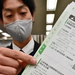 企画案を求める案内をＰＲする市職員＝三木市役所