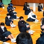 贈呈に関わった卒業生や「稔樹」の役員からスイーツに込めた思いを聞く生徒たち＝志染中学校