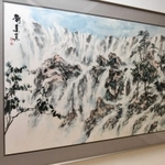 世界自然遺産の九寨溝を描いた作品＝堀光美術館