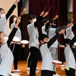 太鼓の演奏に合わせて踊りを披露する児童たち＝中吉川小学校