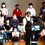 体育館で開催した式典は、校舎内の別の会場にも中継した＝みなぎ台小学校