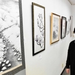 墨の濃淡で雪の様子を描いた「新雪」などが並ぶ会場＝さんさんギャラリーオアシス