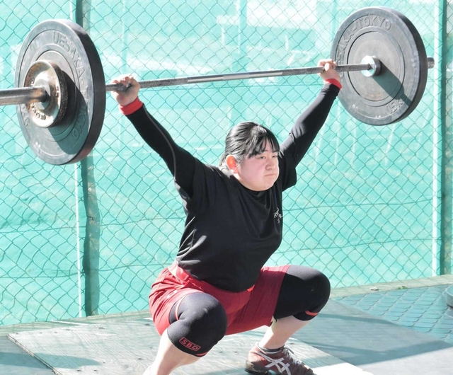 練習する占部柚妃選手＝三木市別所町小林、三木東高校