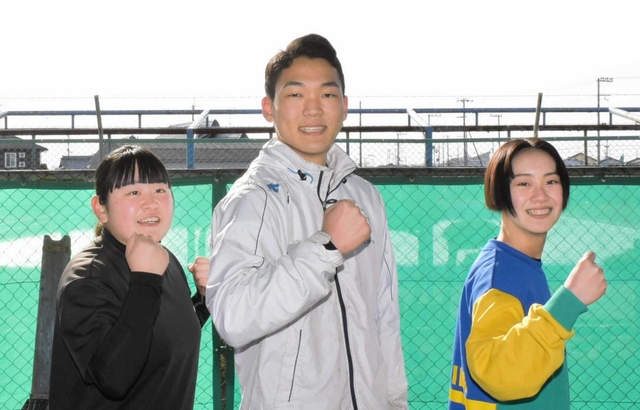 全国大会に向けて意気込む（左から）占部柚妃選手、服部慎史選手、溝端しの選手＝三木東高校