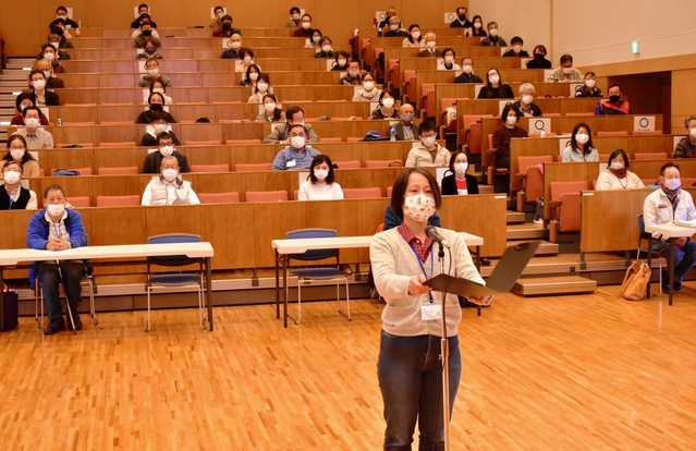 学んだ知識を生かし地域防災への貢献を誓う修了生＝県広域防災センター