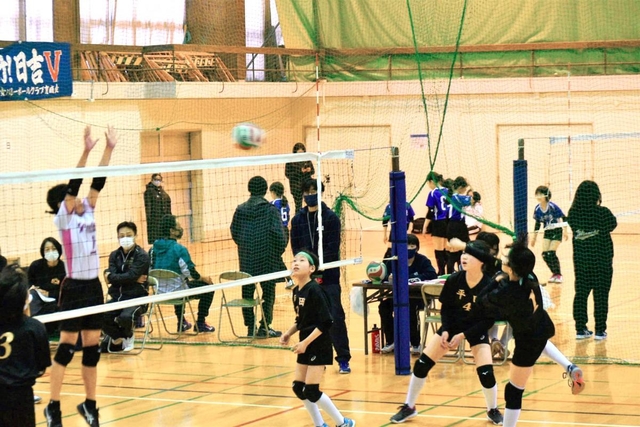 熱戦を繰り広げる選手ら＝市民体育館