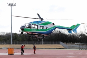山火事を想定した訓練に参加する県の防災ヘリコプター＝小野市浄谷町（小野市消防本部南分署提供）