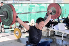練習する服部慎史選手＝三木市別所町小林、三木東高校