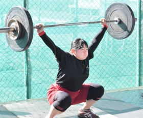 練習する占部柚妃選手＝三木市別所町小林、三木東高校