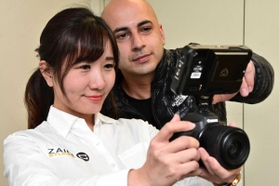 出張撮影業を始めた北嶋亜衣さん（左）と、パートナーのザッカラーヤ・ワッカス・バシイアさん＝三木市役所
