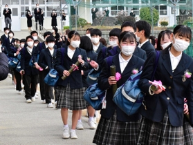 笑顔で学びやに別れを告げる３年生＝吉川中学校