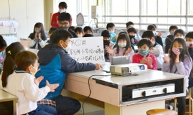 オンラインで交流する児童ら＝別所小学校