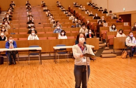 学んだ知識を生かし地域防災への貢献を誓う修了生＝県広域防災センター
