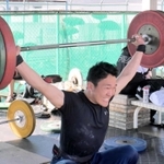 練習する服部慎史選手＝三木市別所町小林、三木東高校