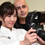出張撮影業を始めた北嶋亜衣さん（左）と、パートナーのザッカラーヤ・ワッカス・バシイアさん＝三木市役所