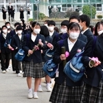 笑顔で学びやに別れを告げる３年生＝吉川中学校