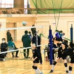 熱戦を繰り広げる選手ら＝市民体育館