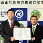 空き家の適正管理に向け協定を結んだ仲田一彦市長（左）と市シルバー人材センターの森本敏理事長＝三木市役所