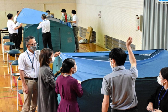 コロナ禍を想定した避難所設営訓練＝昨年７月、三木市口吉川町殿畑、口吉川町公民館
