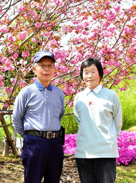 荒れ地を住民の憩いの場に整備した田中義孝さん（左）純子さん夫妻＝三木市緑が丘町西４