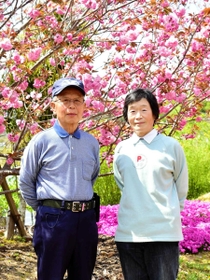 荒れ地を住民の憩いの場に整備した田中義孝さん（左）純子さん夫妻＝三木市緑が丘町西４