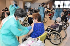 並んでワクチン接種を受けた入所者。残りは職員に注射した＝小野市天神町