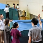 コロナ禍を想定した避難所設営訓練＝昨年７月、三木市口吉川町殿畑、口吉川町公民館