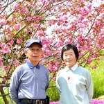 荒れ地を住民の憩いの場に整備した田中義孝さん（左）純子さん夫妻＝三木市緑が丘町西４