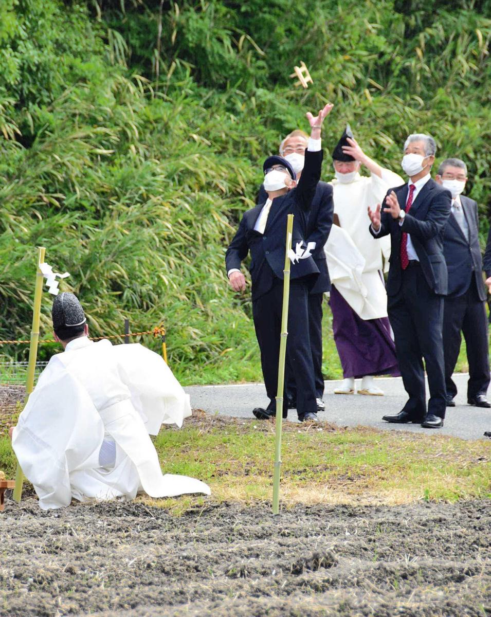 神戸新聞next 三木 農耕具の模型投げ五穀豊穣祈願 御坂神社で 御田祭