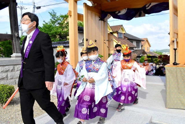 華やかな衣装に身を包み練り歩く子どもたち＝三木市上の丸町