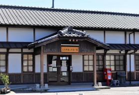 旧三木鉄道三木駅舎を改築した三木鉄道ふれあい館＝三木市福井２