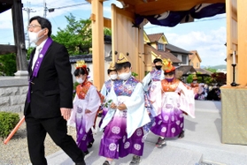 華やかな衣装に身を包み練り歩く子どもたち＝三木市上の丸町