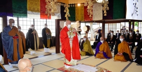 大改修を終えたばかりの本堂で営まれた井上良典住職（中央）の晋山式＝三木市上の丸町