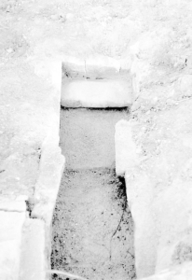 与呂木古墳から出土した石棺＝１９７０年（三木市教育委員会提供）